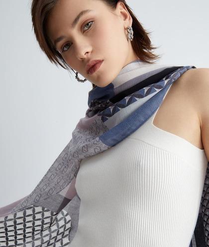 Come indossare un foulard con stile e buon gusto